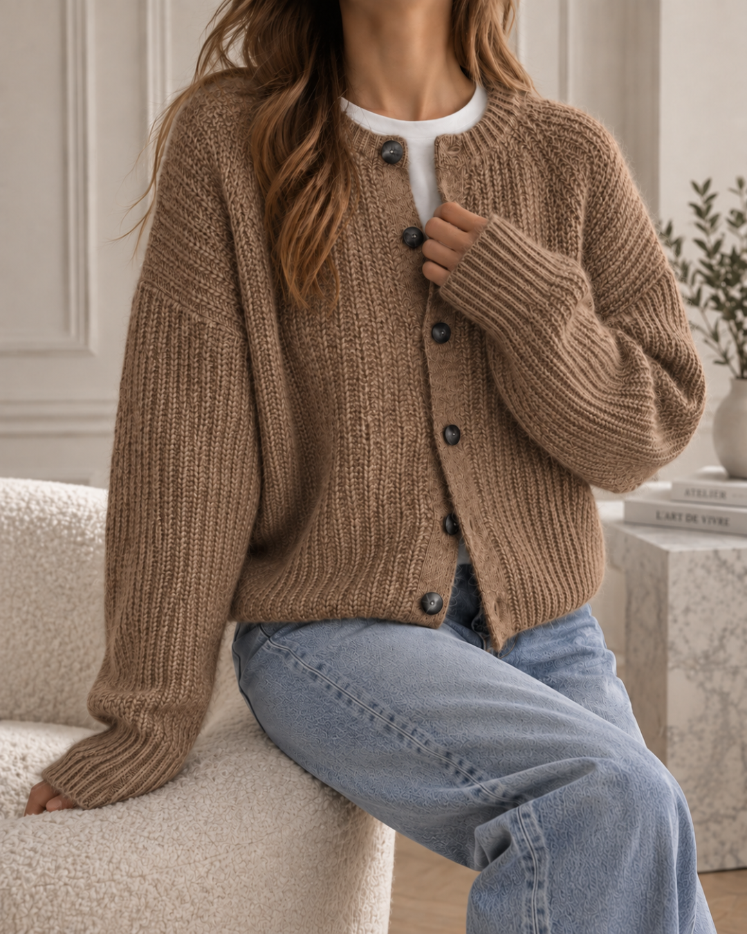 Cardigan femme marron en maille côtelée, coupe ample avec manches longues et fermeture à gros boutons noirs.