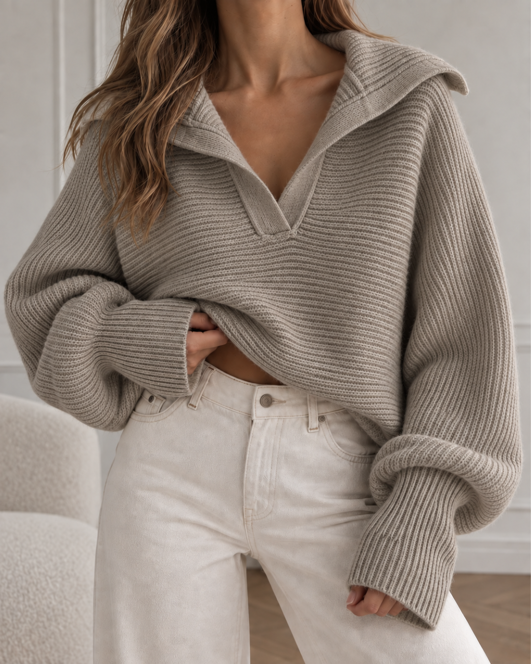 Pull oversize femme taupe clair en maille côtelée, avec col large ouvert et manches longues amples.