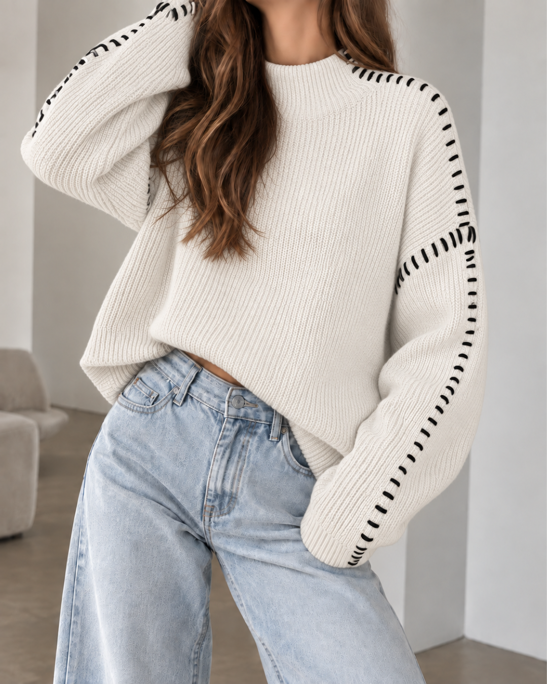 Pull oversize femme blanc en maille côtelée, à col rond et manches longues amples, avec surpiqûres blanches contrastantes.