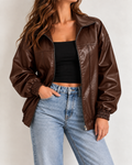 Veste femme marron en cuir, coupe décontractée avec col chemise, fermeture zippée et manches longues à poignets élastiqués.