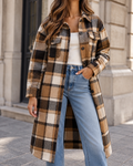 Manteau long femme à carreaux beige, coupe ample, avec col chemise, fermeture boutonnée et poches poitrine.
