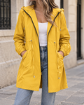 Veste coupe-vent femme jaune imperméable à capuche, coupe mi-longue avec taille ajustable, fermeture zippée et poches latérales.
