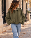 Veste femme en suédine olive, coupe oversize avec col chemise, manches longues et fermeture zippée dissimulée.
