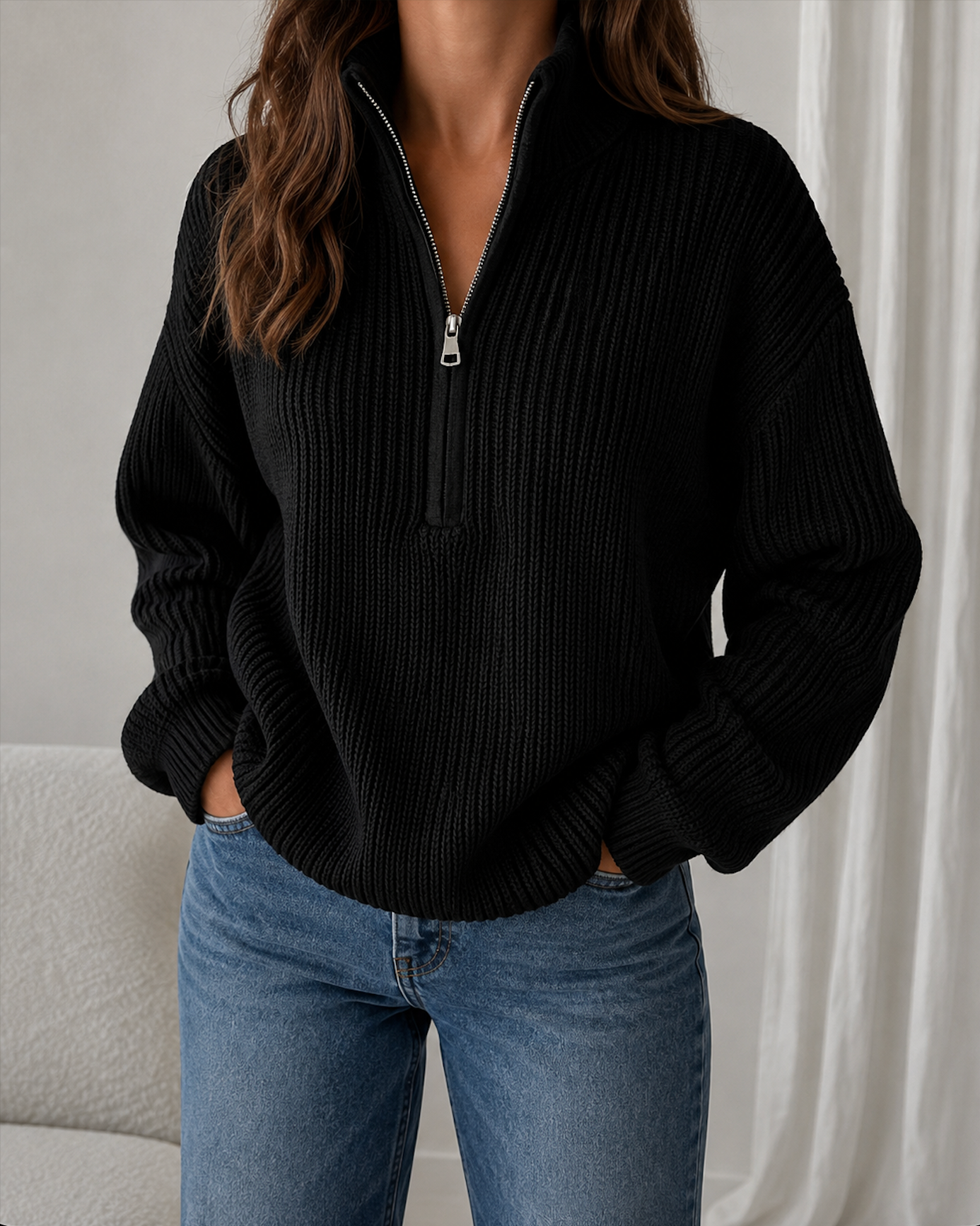 Pull noir en tricot côtelé pour femme à col montant zippé, manches longues et coupe décontractée