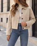 Veste courte en suédine beige pour femme, avec col classique, fermeture boutonnée et grandes poches plaquées.