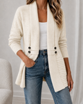Cardigan long écru en maille pour femme, coupe ouverte avec détails à boutons et manches longues.
