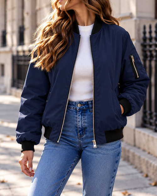 Blouson bomber femme marine à fermeture zippée, col montant côtelé, manches longues, poche zippée sur la manche et coupe décontractée.