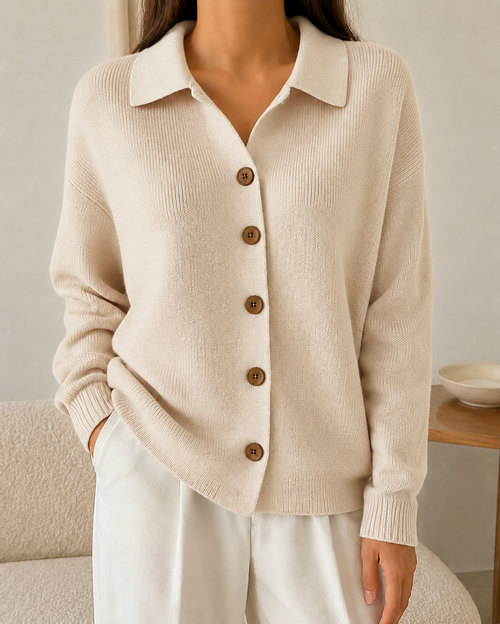 Cardigan beige en maille pour femme, col chemise, boutons marron et manches longues, coupe décontractée.