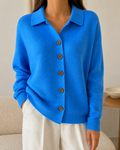 Cardigan bleu vif en maille pour femme, col chemise, boutons marron et manches longues, coupe décontractée.