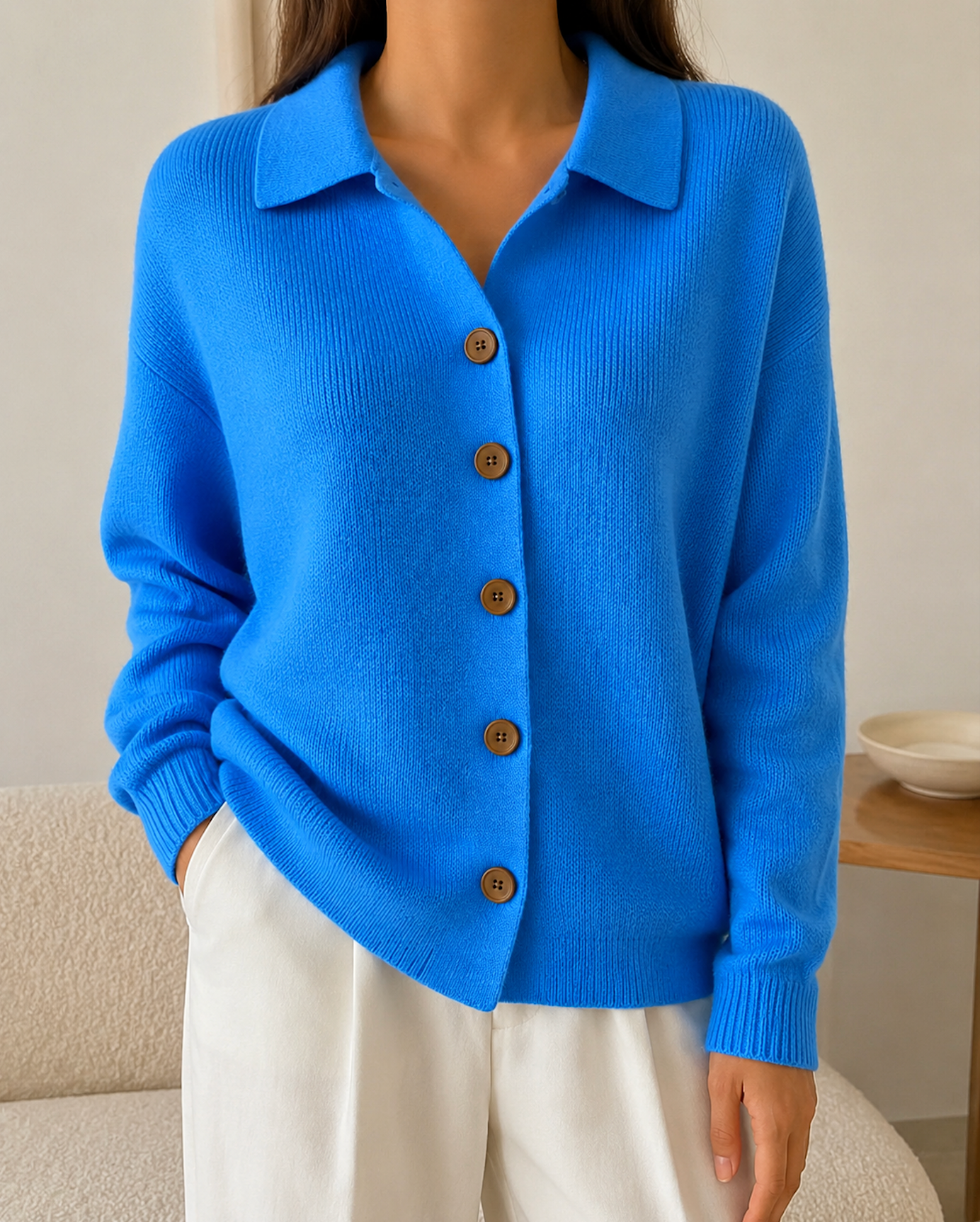 Cardigan bleu vif en maille pour femme, col chemise, boutons marron et manches longues, coupe décontractée.