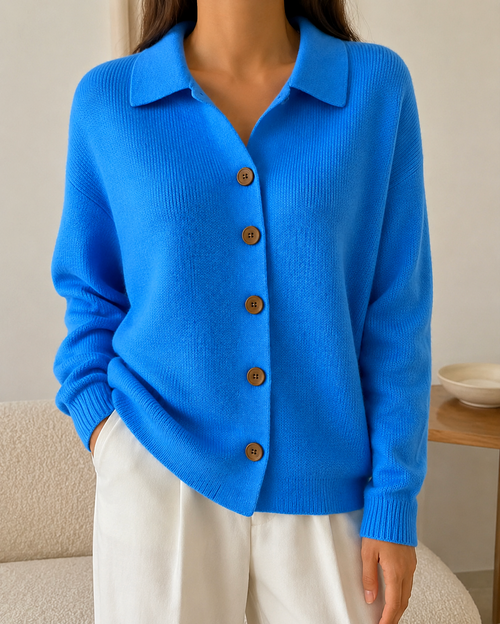 Cardigan bleu vif en maille pour femme, col chemise, boutons marron et manches longues, coupe décontractée.