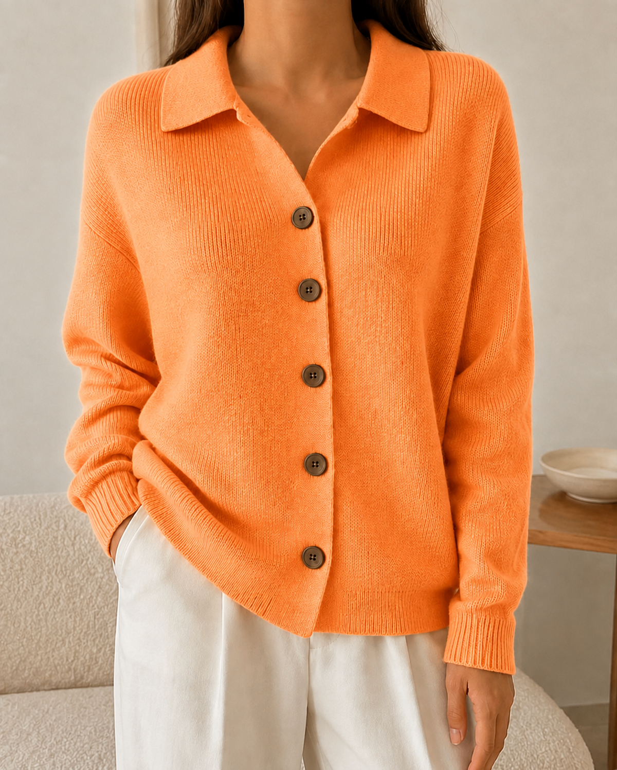 Cardigan orange en maille pour femme, col chemise, boutons marron et manches longues, coupe décontractée.
