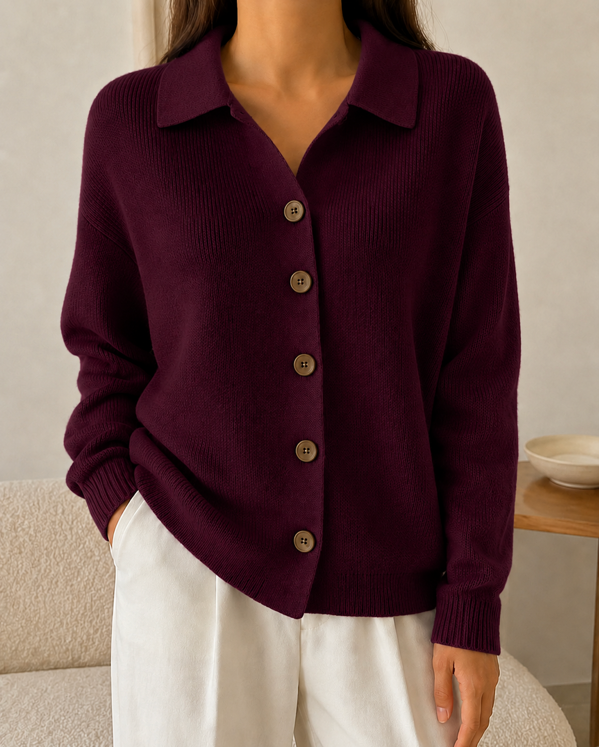 Cardigan rouge vin en maille pour femme, col chemise, boutons marron et manches longues, coupe décontractée.