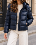 Doudoune courte femme bleu marine brillante, matelassée à capuche, fermeture zippée, manches longues à poignets élastiques et poches latérales