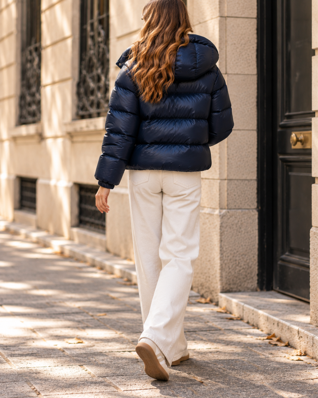 Doudoune courte femme bleu marine brillante, matelassée à capuche, fermeture zippée, manches longues à poignets élastiques et poches latérales