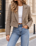 Veste courte femme à carreaux beige, marron et noir, coupe ajustée, col à revers, fermeture à boutons et manches longues