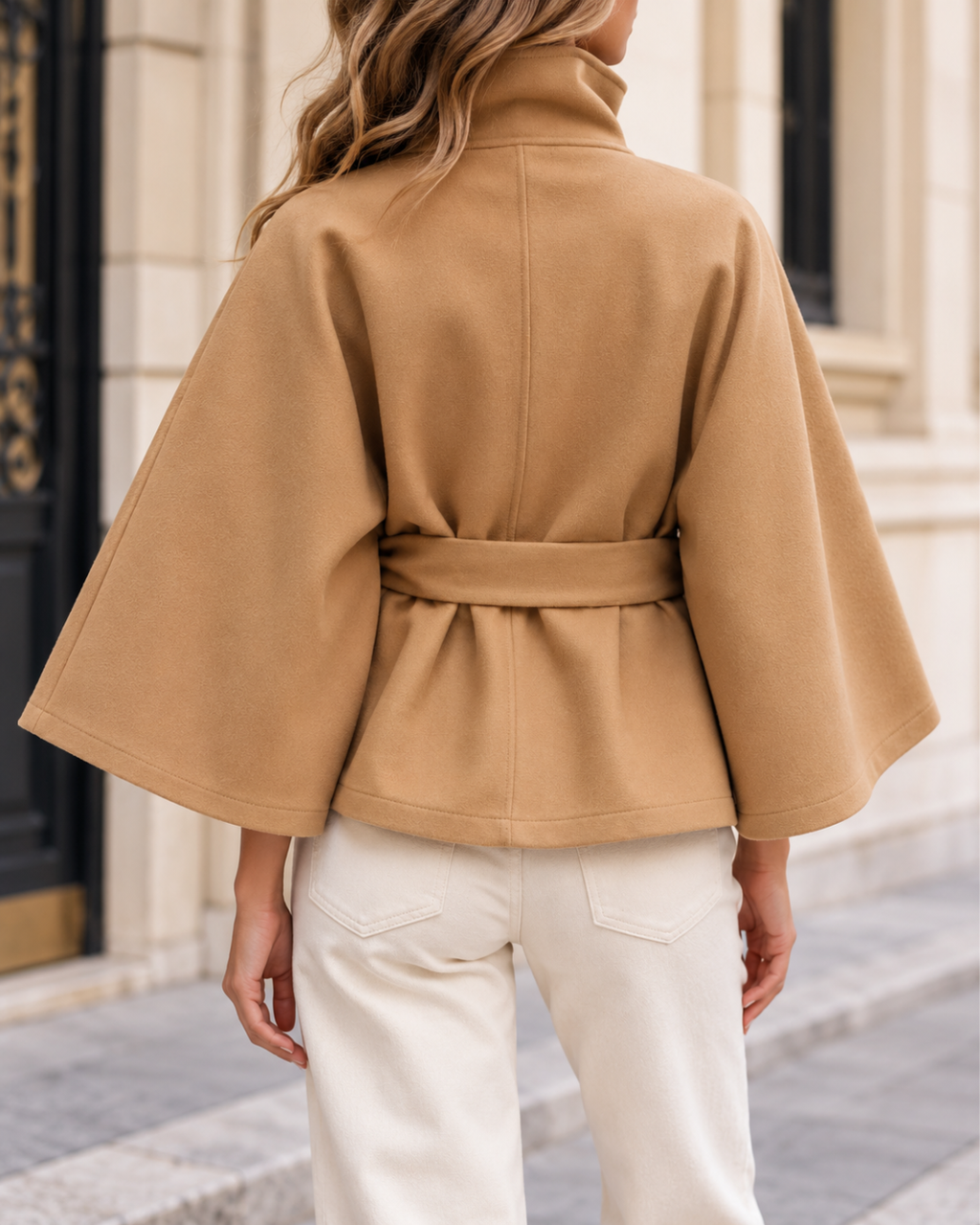 Manteau cape court camel pour femme, coupe ample à manches larges, col montant boutonné et ceinture à nouer à la taille