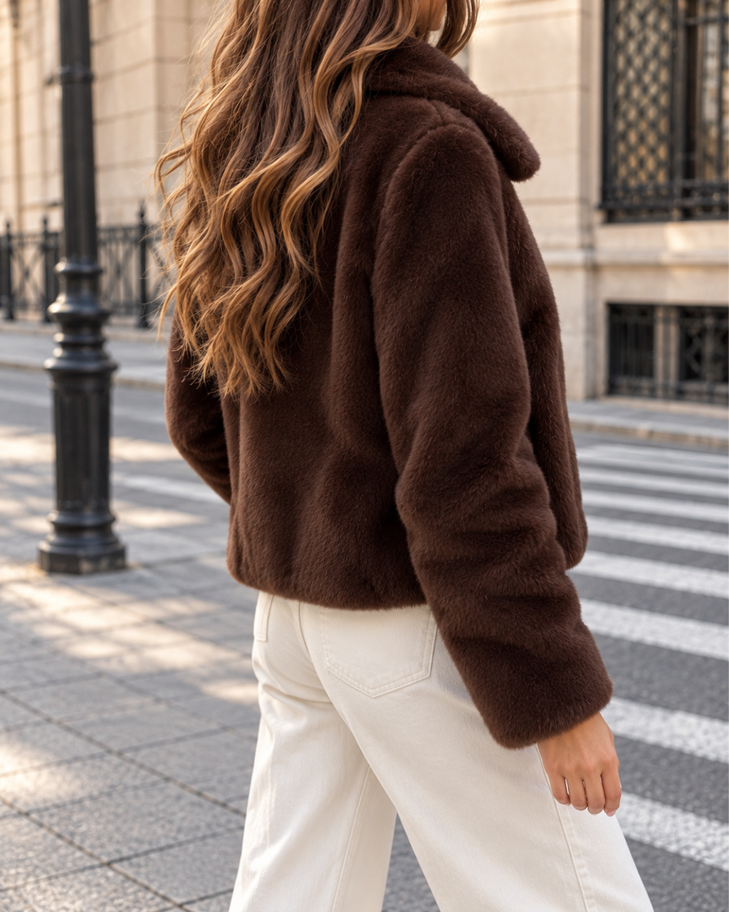 Veste courte femme en fausse fourrure marron chocolat, coupe ample, col large et manches longues