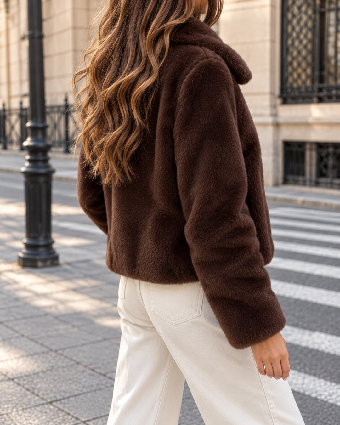 Veste courte femme en fausse fourrure marron chocolat, coupe ample, col large et manches longues