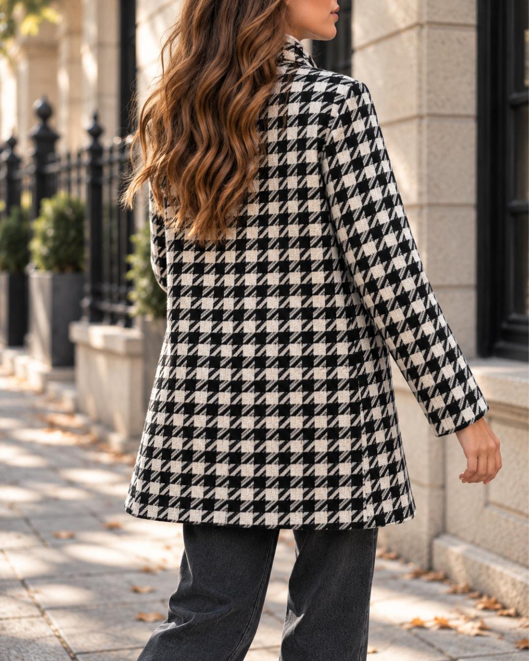 Manteau mi-long femme à motif pied-de-poule noir et blanc, coupe droite et manches longues