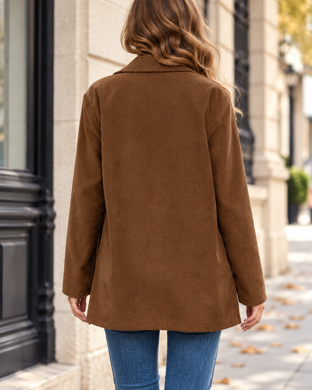 Veste blazer femme marron en velours côtelé, coupe droite, col à revers, fermeture boutonnée et poches plaquées