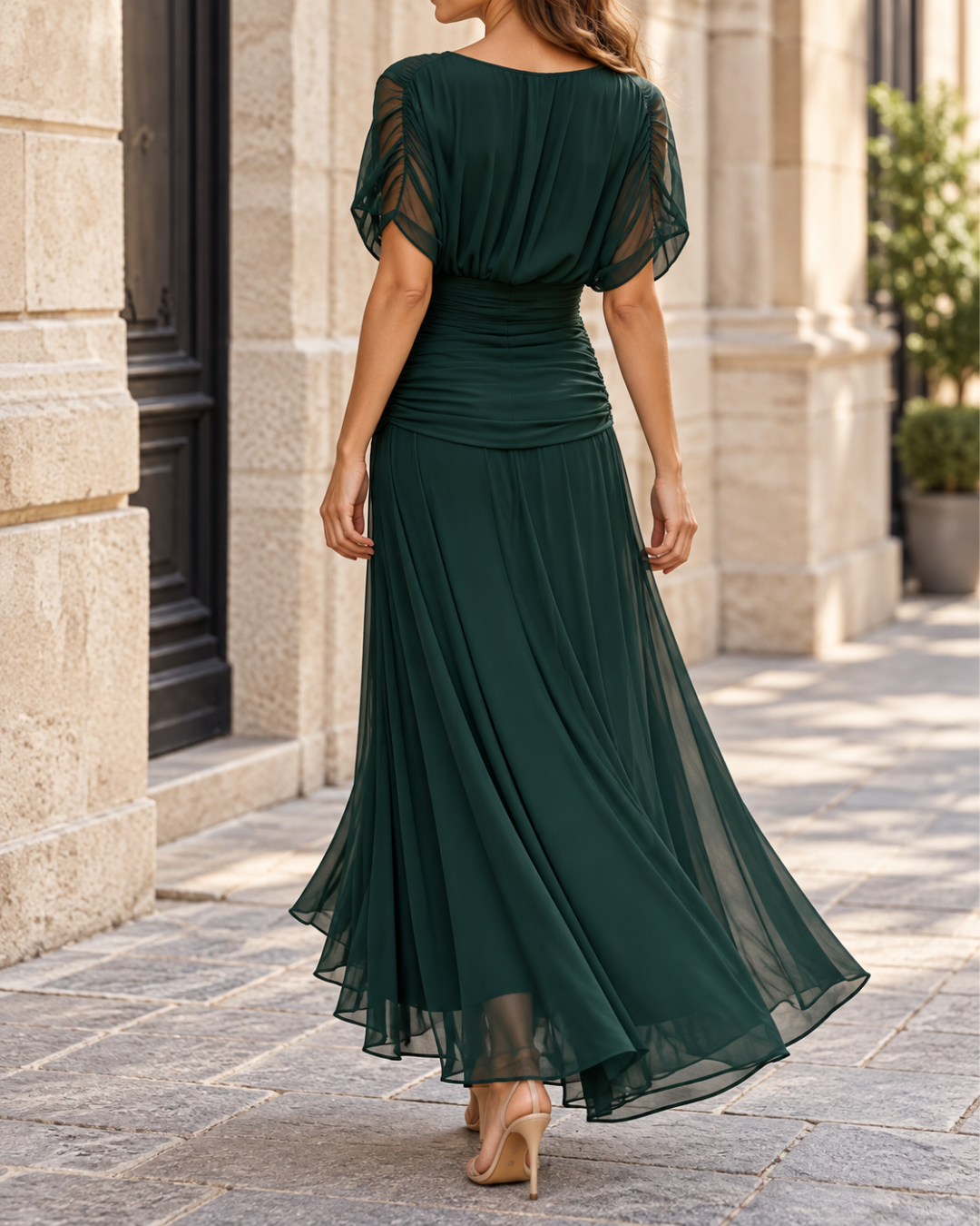 Robe longue de soirée femme vert foncé en mousseline, vue de dos, manches courtes transparentes, taille cintrée avec détails froncés et jupe longue fluide.