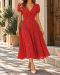 Robe midi femme rouge à imprimé floral blanc, col V, manches courtes bouffantes, taille cintrée et jupe fluide évasée.