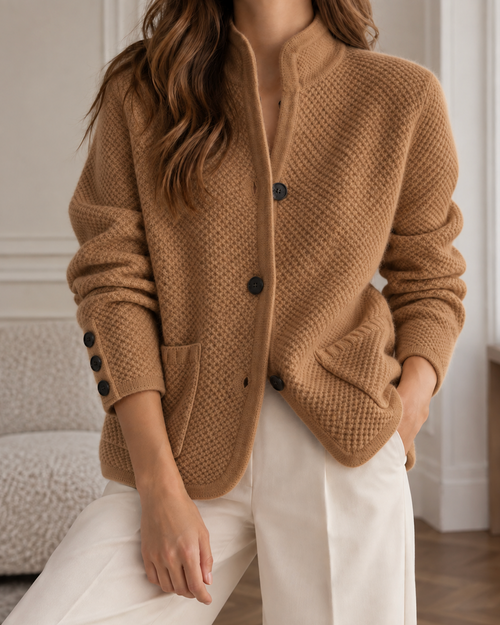 Cardigan marron en maille texturée pour femme, col montant, boutons noirs, poches plaquées et manches longues.
